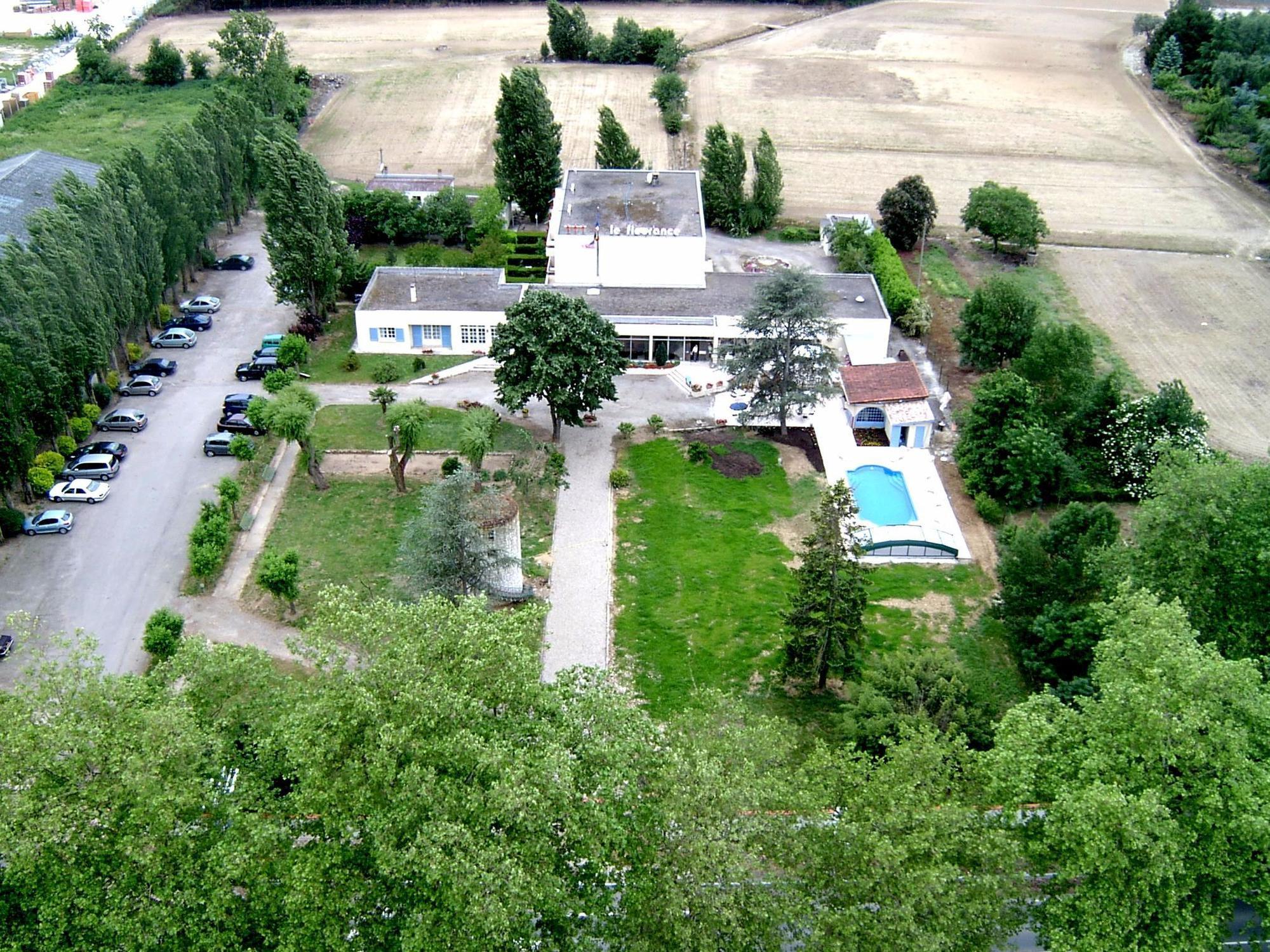 Le Fleurance - NOUVELLE équipe - Groupe LOGIS Hôtels Extérieur photo